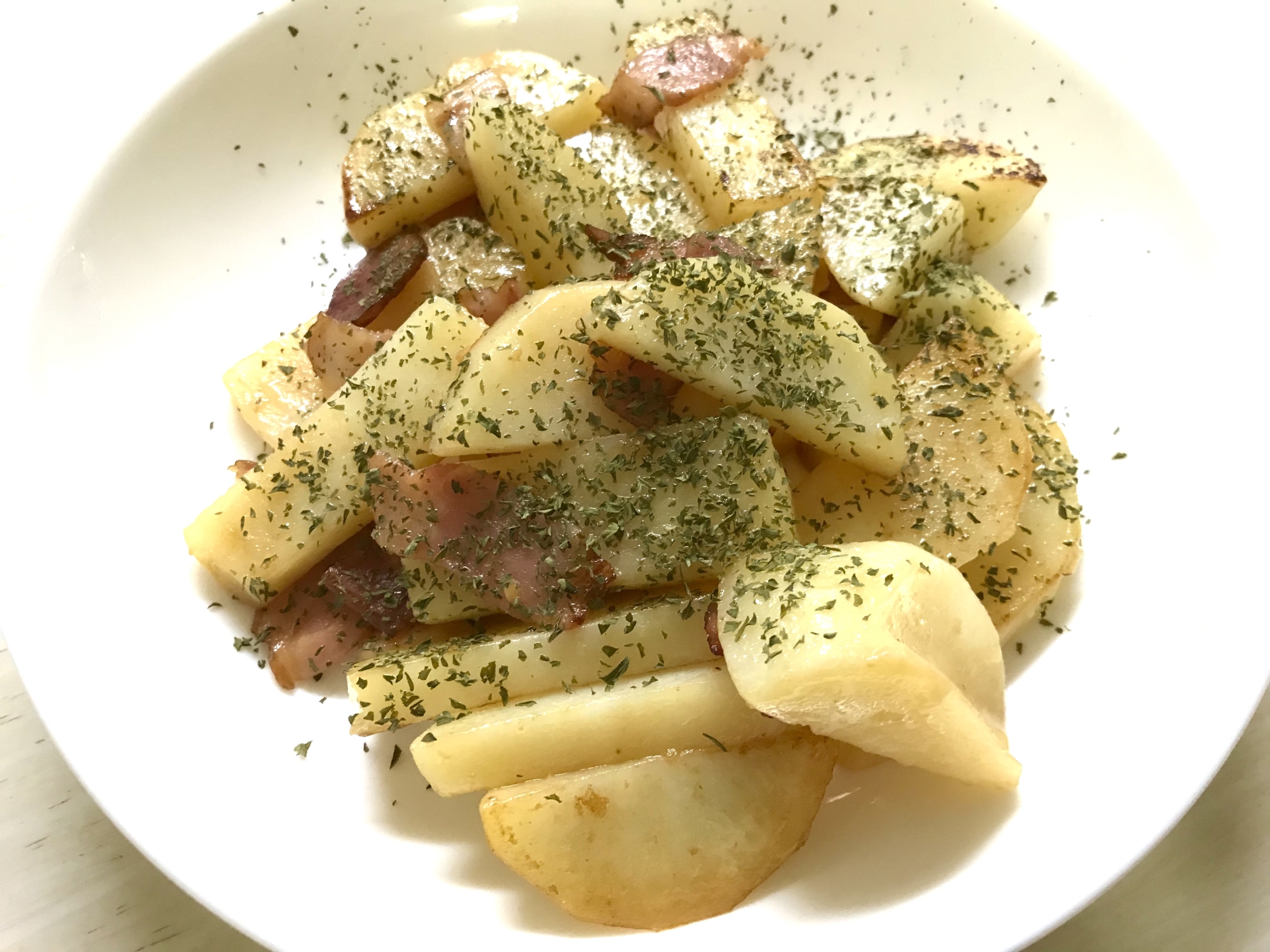 じゃがいもとベーコンのバター醤油炒め