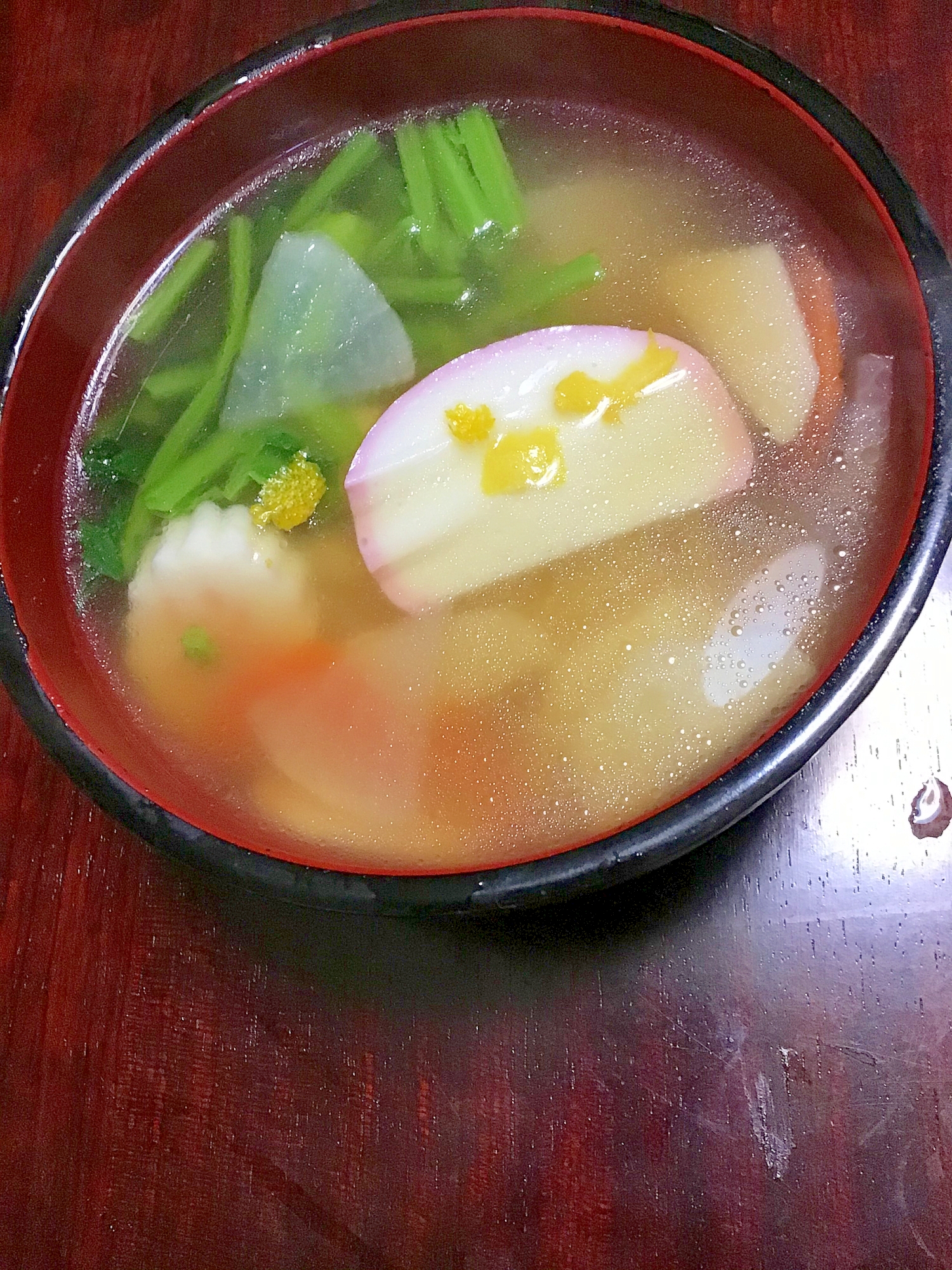 親芋と蒲鉾と鶏ももなどの御雑煮。