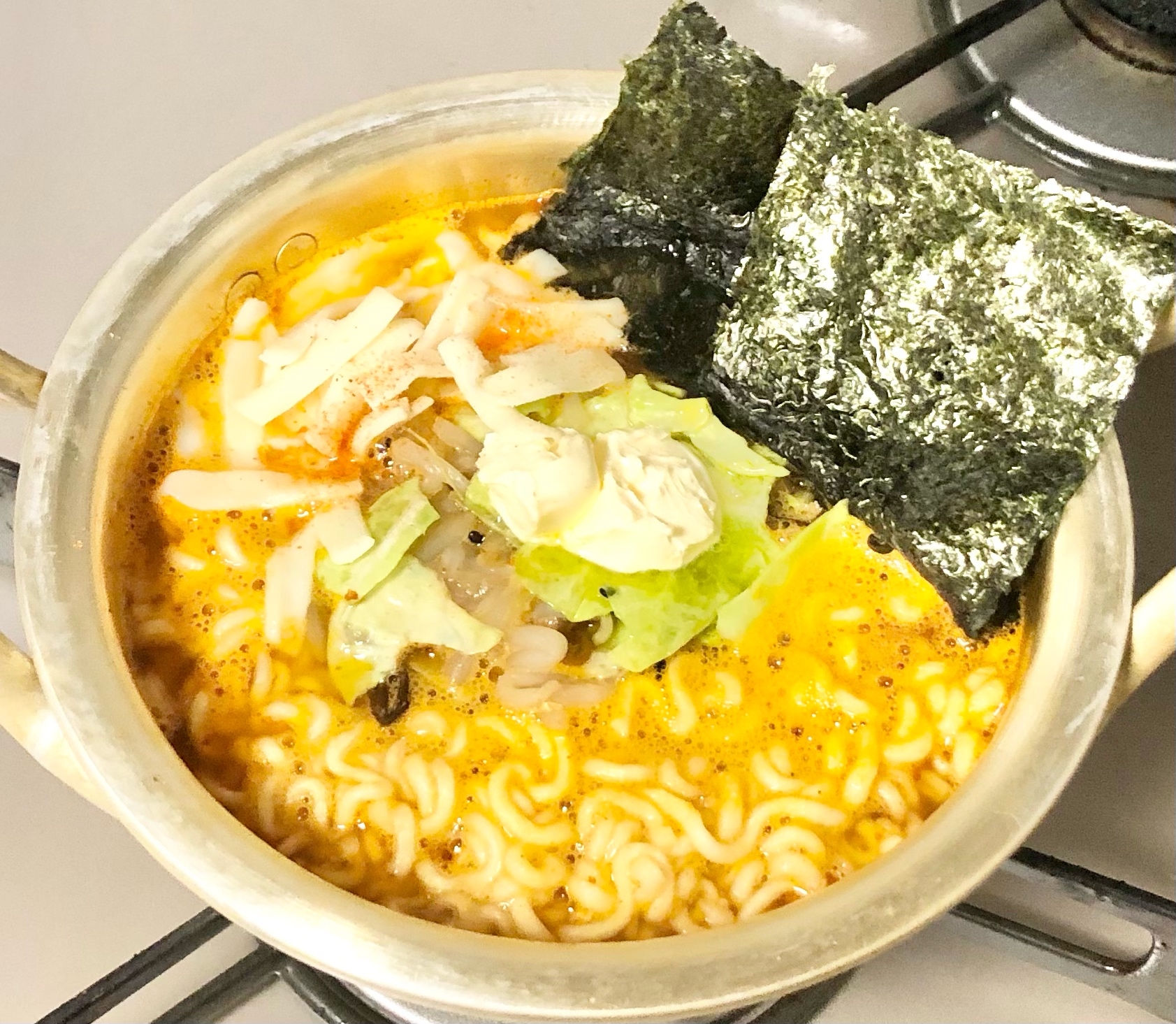 鍋に入ったバターとチーズの辛ラーメン