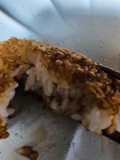 醤油が香ばしい炊き込みご飯焼きおにぎり