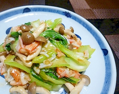 カニカマを使って、青梗菜としめじの炒めもの。