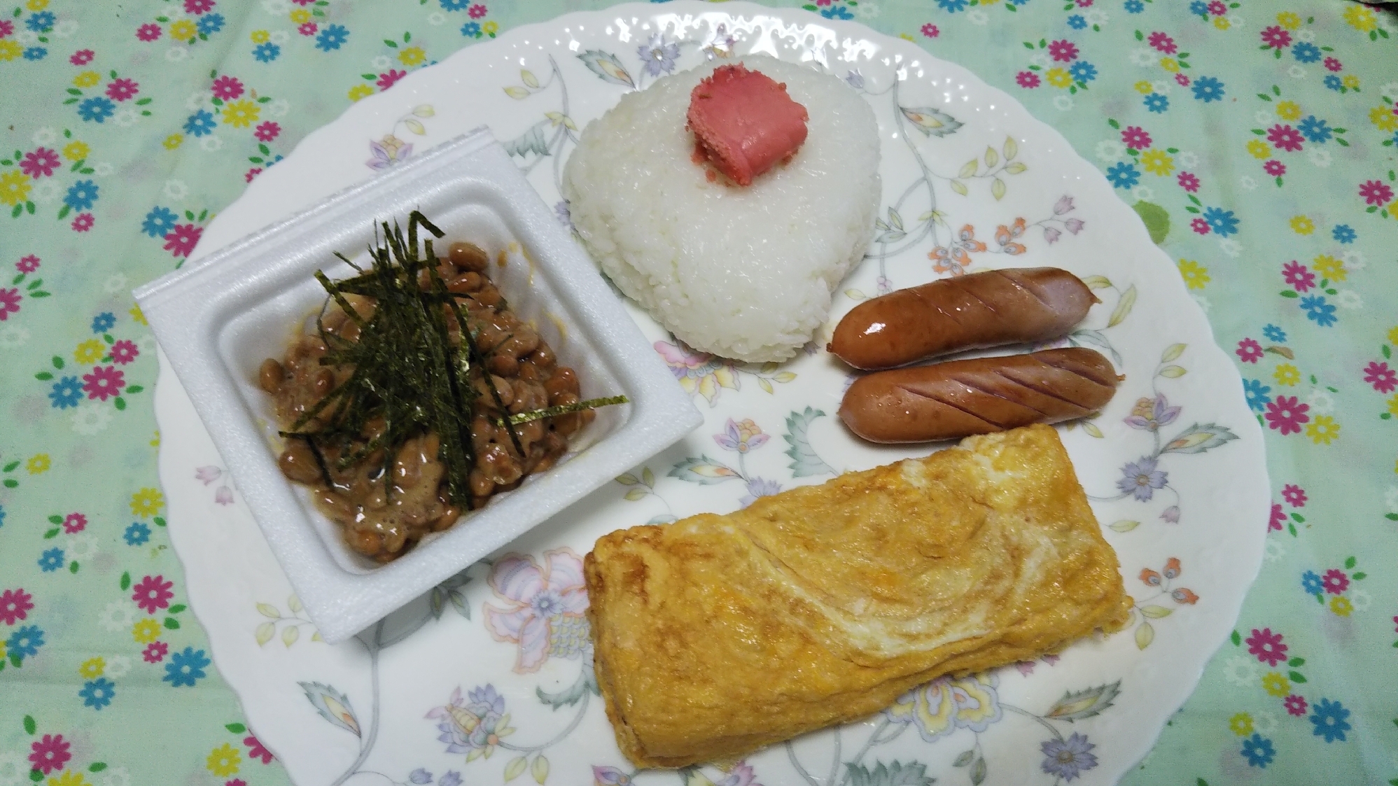 卵焼きとウインナー炒めと納豆とたらこお握りの朝食☆