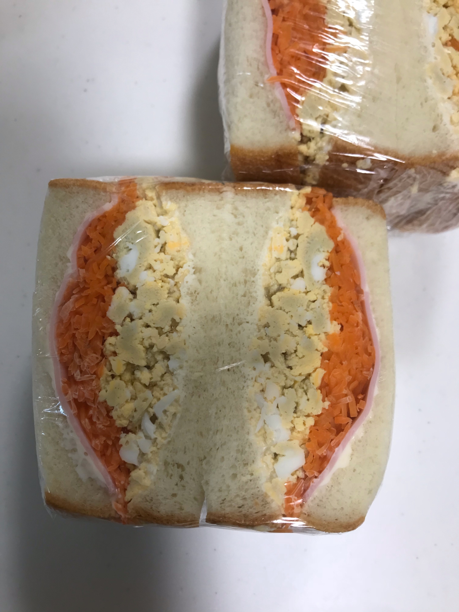 炒り卵とキャロットラペのサンドイッチ