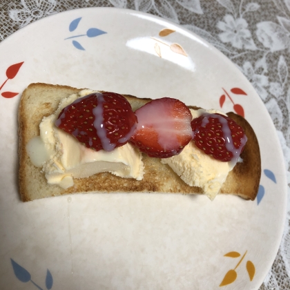 バニラアイスと苺のトースト