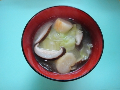 キャベツと麩と椎茸の味噌汁