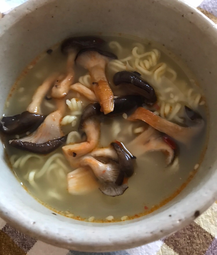 ヒラタケと豆板醤炒めのせ塩ラーメン