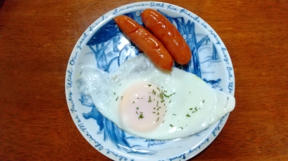 お早うございます(^_^)朝食にいただきました。目玉焼きとウインナーセットでとても美味しかったです(*^▽^)♪