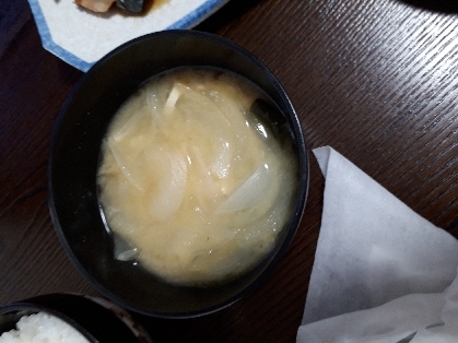 じゃがいも・玉ねぎ・油あげ・わかめの味噌汁