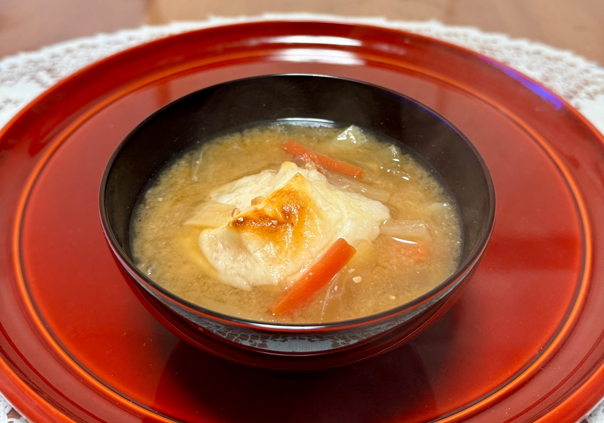 お餅を入れていただきます♪大根と金時人参の☆味噌汁