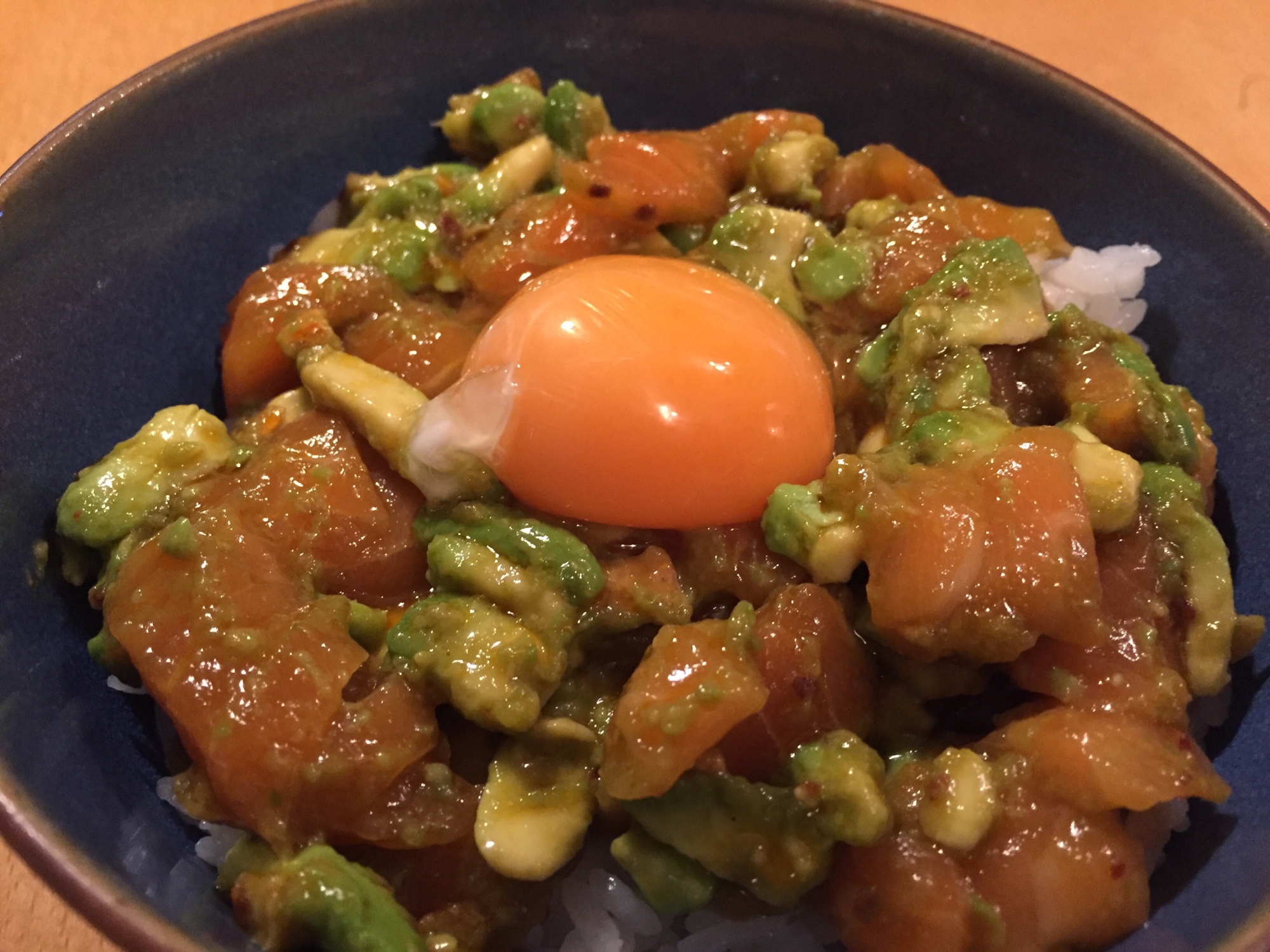 激旨！サーモンとアボカドのユッケ丼