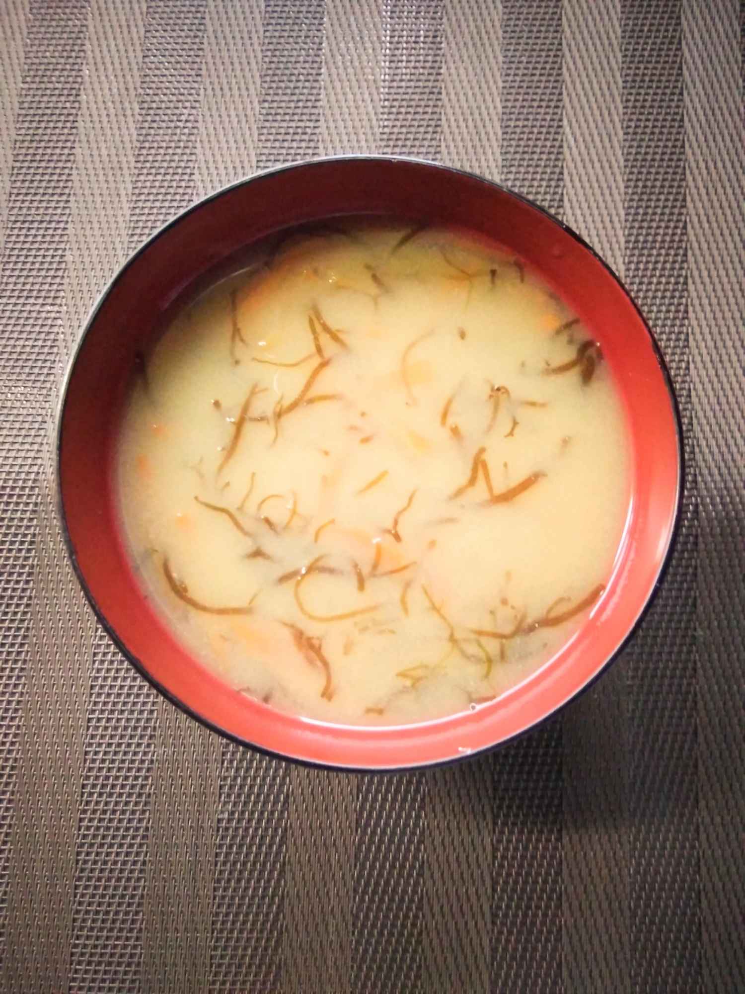 もずくとにんじんのみそ汁