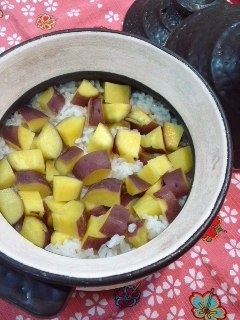 土鍋で炊きました(^O^)フタを開けたらこんなにふっくら♪
採りたての早生サツマイモで秋の味覚を堪能しました(*^o^*)美味しかったです。
ごちそうさまでした