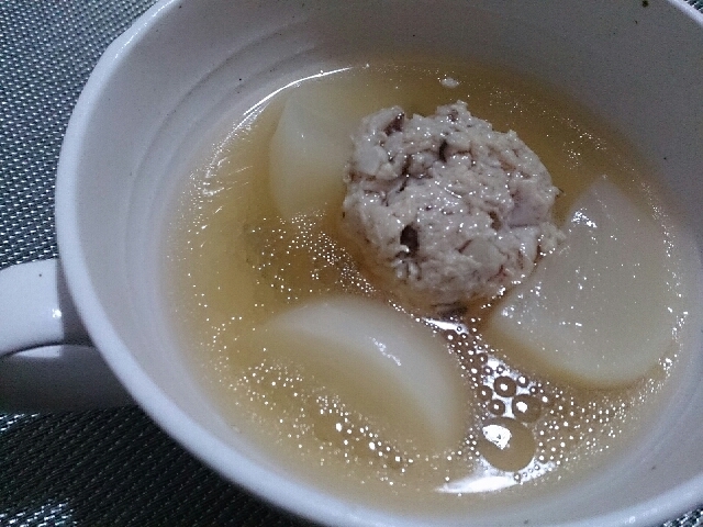 旨味ジュワ～☆かぶと鶏団子の生姜スープ