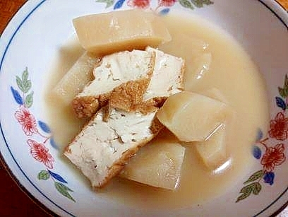 花柄の白い皿に盛られた隼人瓜と厚揚げの煮物