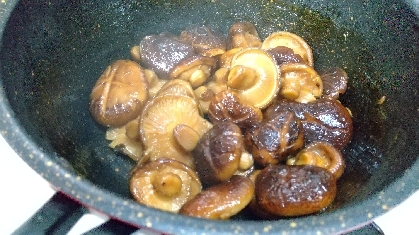 実家からたくさん椎茸をもらったので、常備菜として作りました。
うまくテリテリに仕上がりました。お弁当にも入れます。