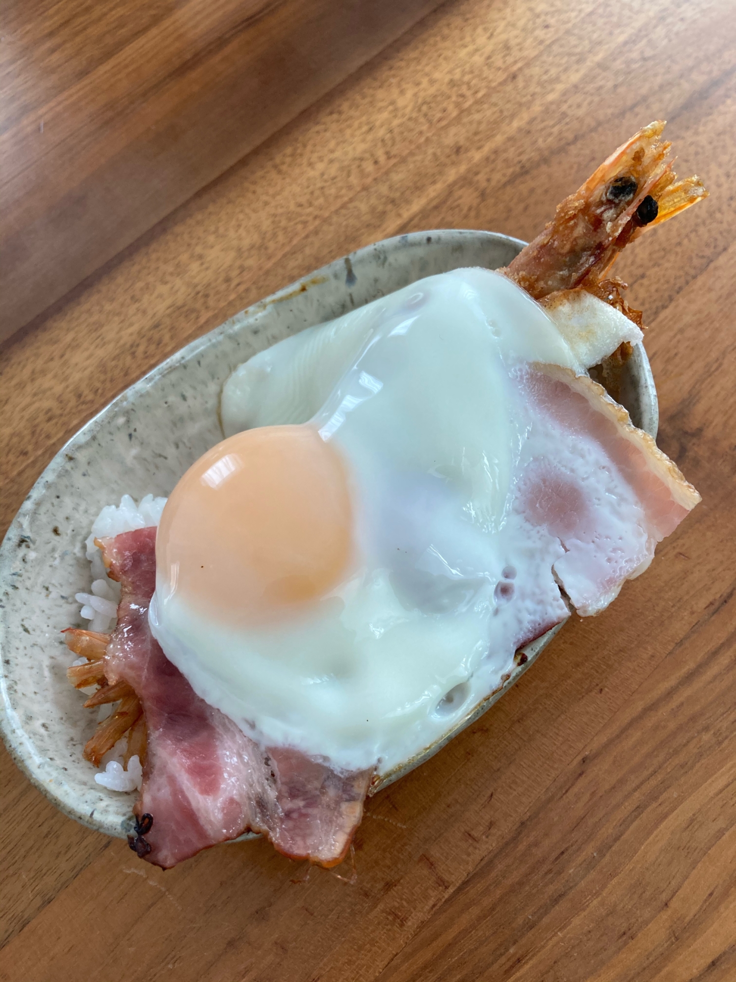 エビフライと黄身とろベーコンエッグ丼