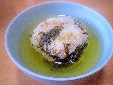朝食に！　「辛子高菜焼きおにぎり茶漬け」　　　♪♪