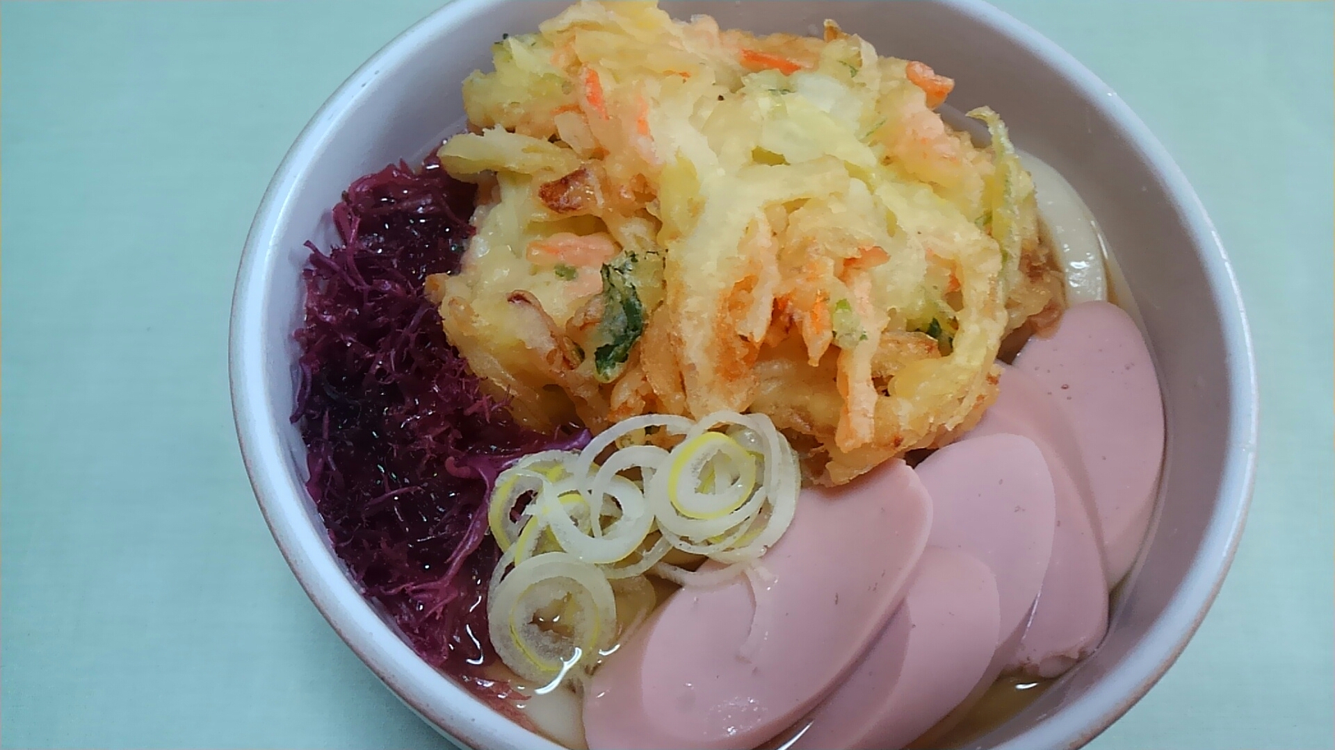 かき揚げと魚肉ソーセージと布海苔のうどん＊