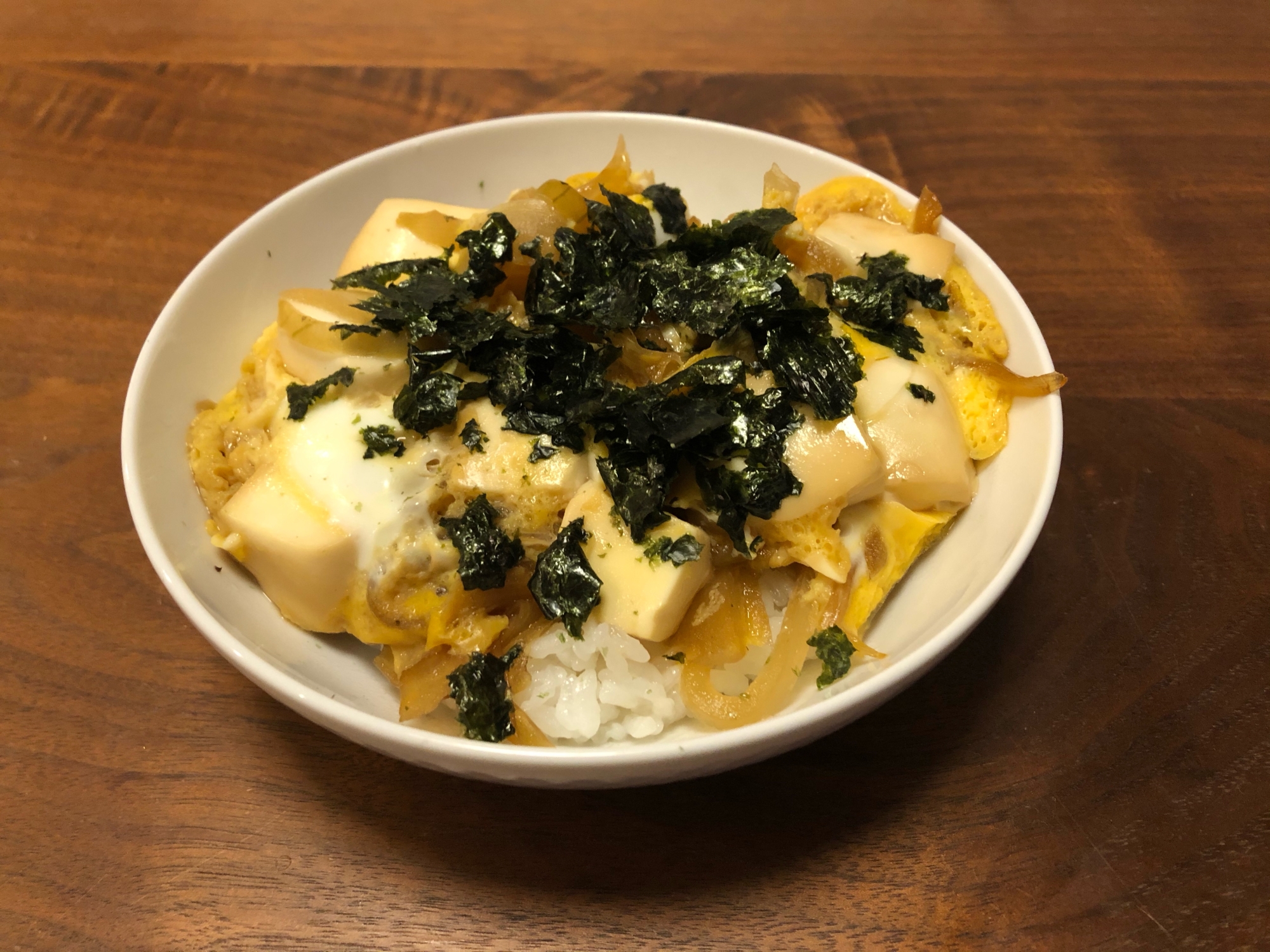 めんつゆで簡単！豆腐と玉ねぎと海苔の卵とじ丼