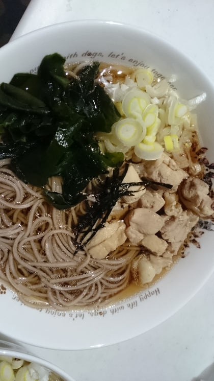 わかめと海苔ものせて♪
鶏肉たっぷりのお蕎麦いいですね！
おいしかったです