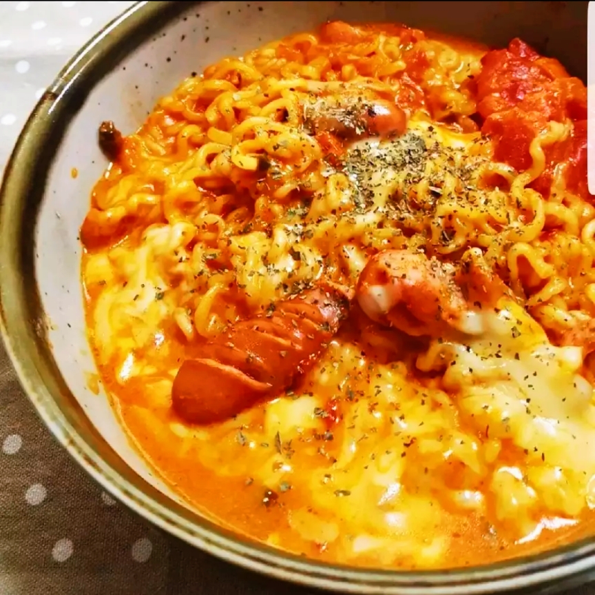 丼鉢に盛りつけられた牛乳とチーズのイタリアントマト辛ラーメン