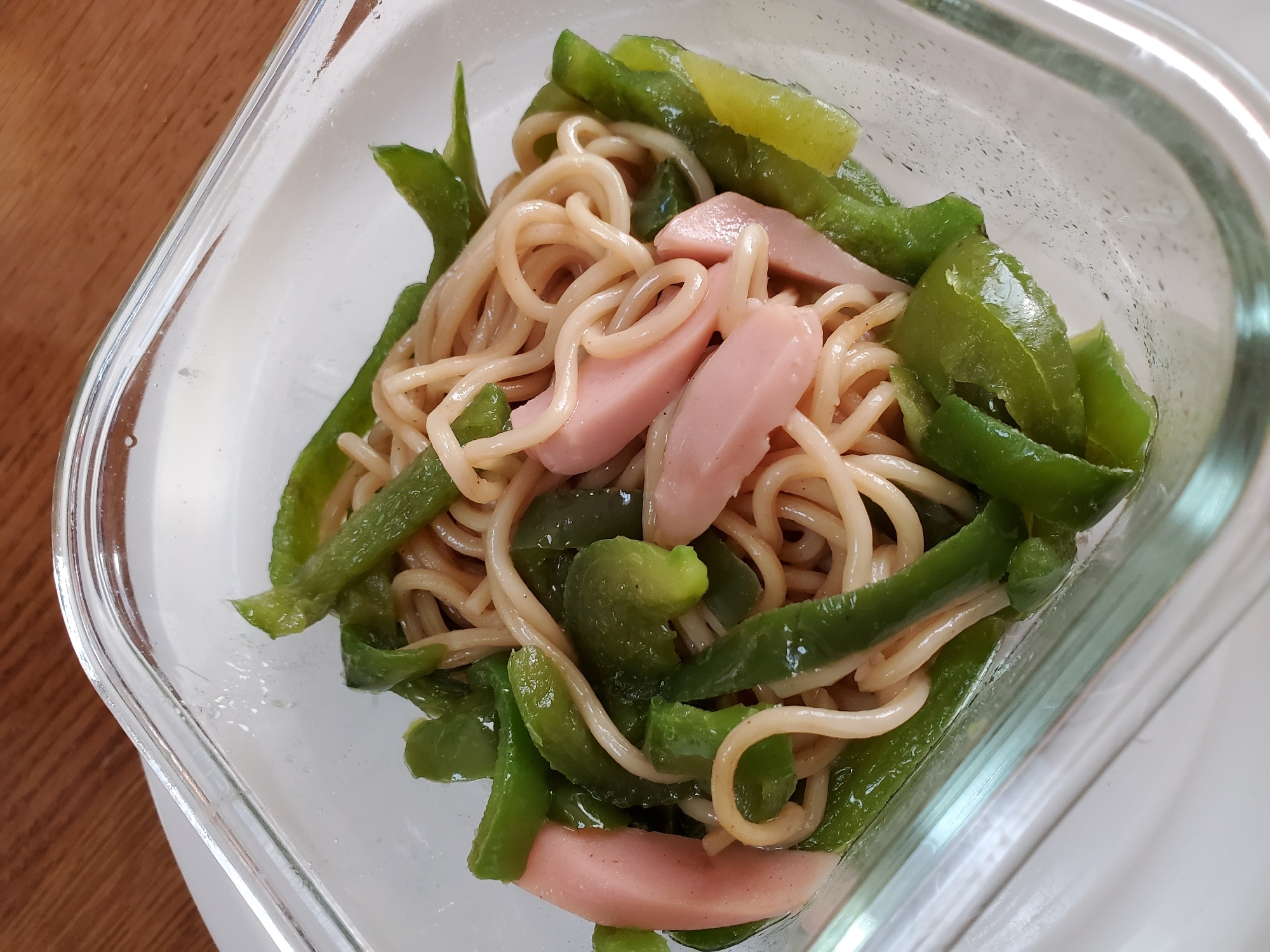 ピーマンと魚肉ソーセージの焼きそば(鶏ガラ)