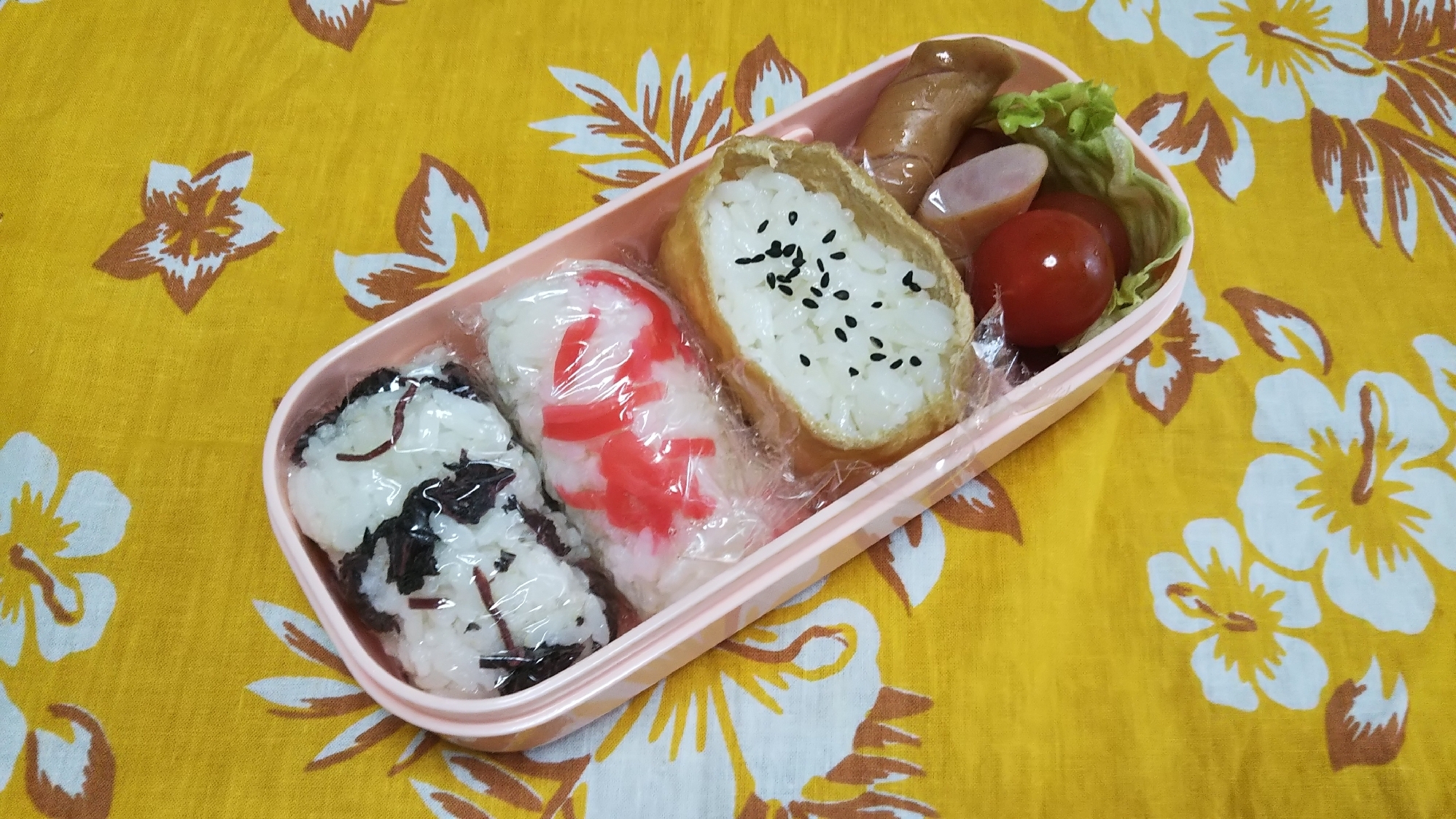 ゆかりおにぎり、紅生姜おにぎり、いなりのお弁当☆