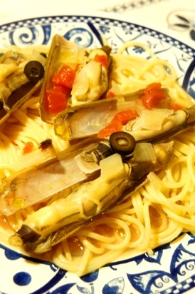 青い模様の入った皿に盛り付けたマテ貝のパスタ