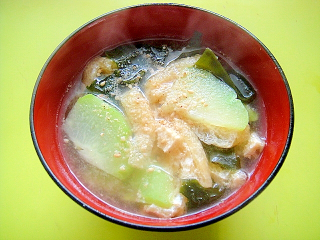 隼人瓜とワカメ油揚げの味噌汁