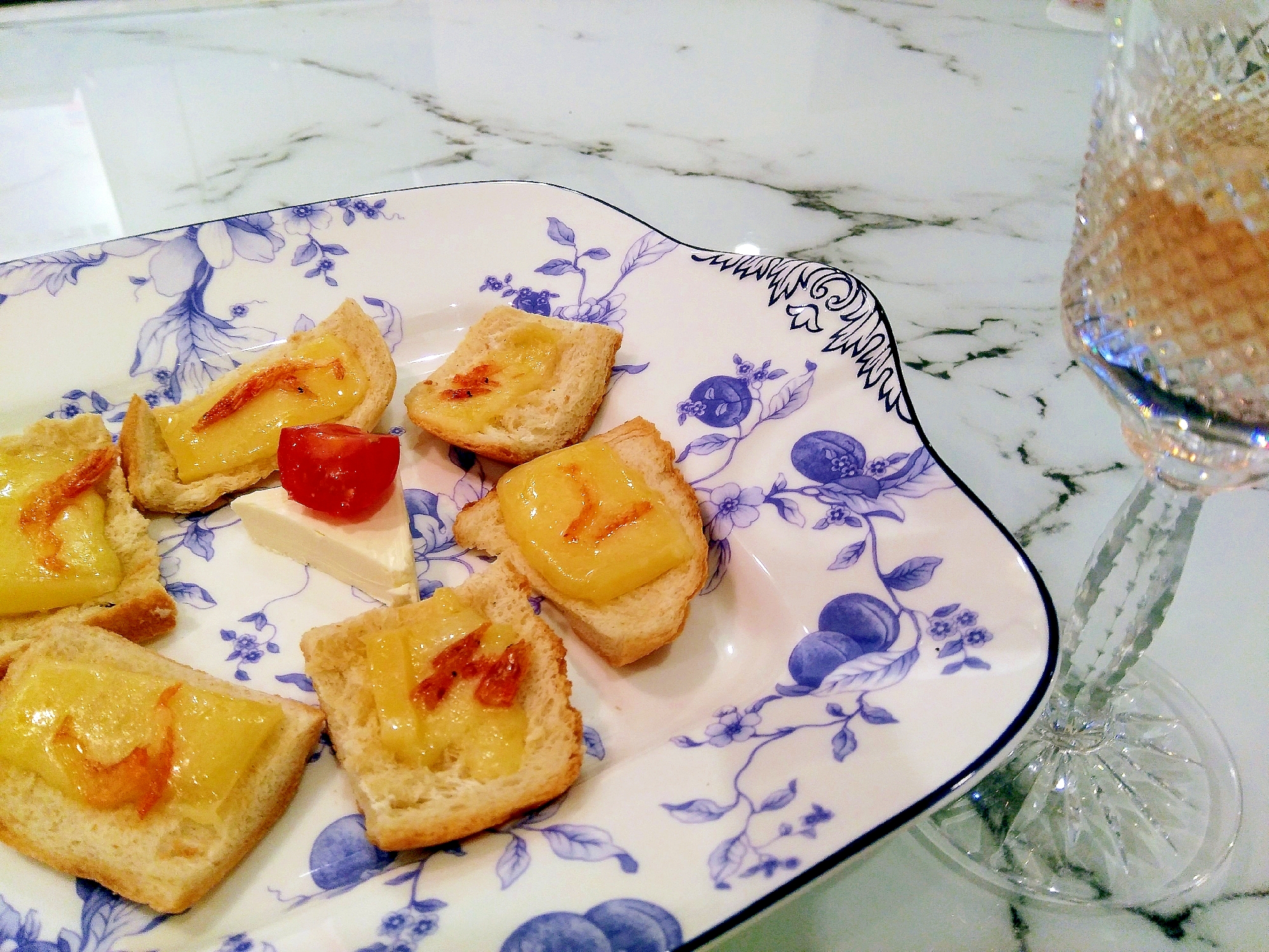 グリュイエールチーズと桜エビのカナッペ