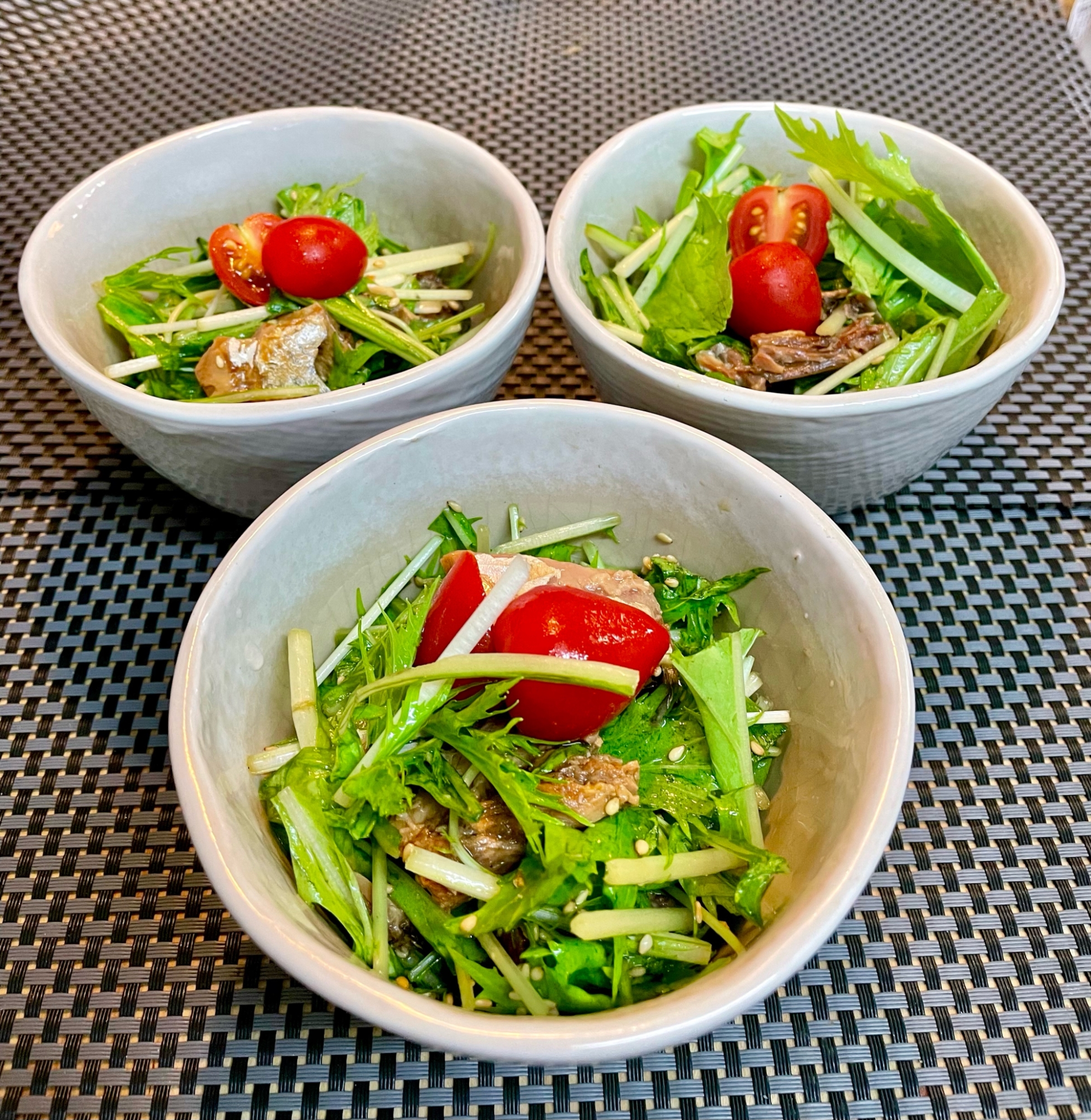 水菜の大量消費にも♡水菜とサバ味噌煮缶のサラダ