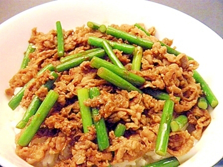 にんにくの芽と牛肉の華風炒め丼