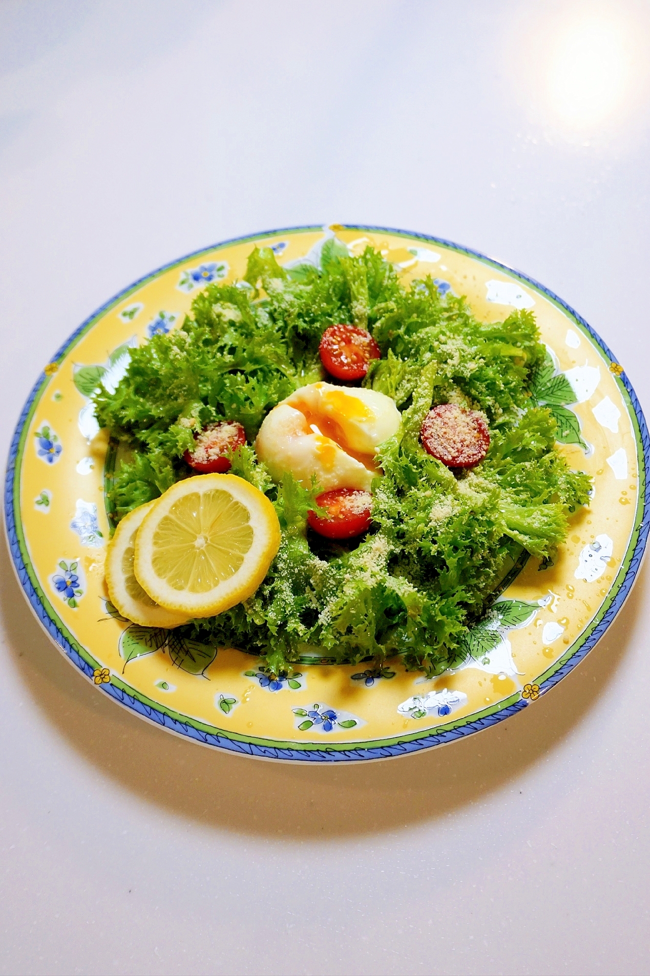 フリルレタスとポーチドエッグのサラダ