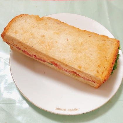 ミニトマトとウィンナーのサンドイッチ