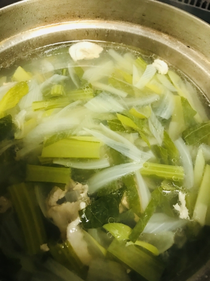 ベーコンがなかったので豚肉で代用しました。
小松菜のコンソメスープ美味しかったです！