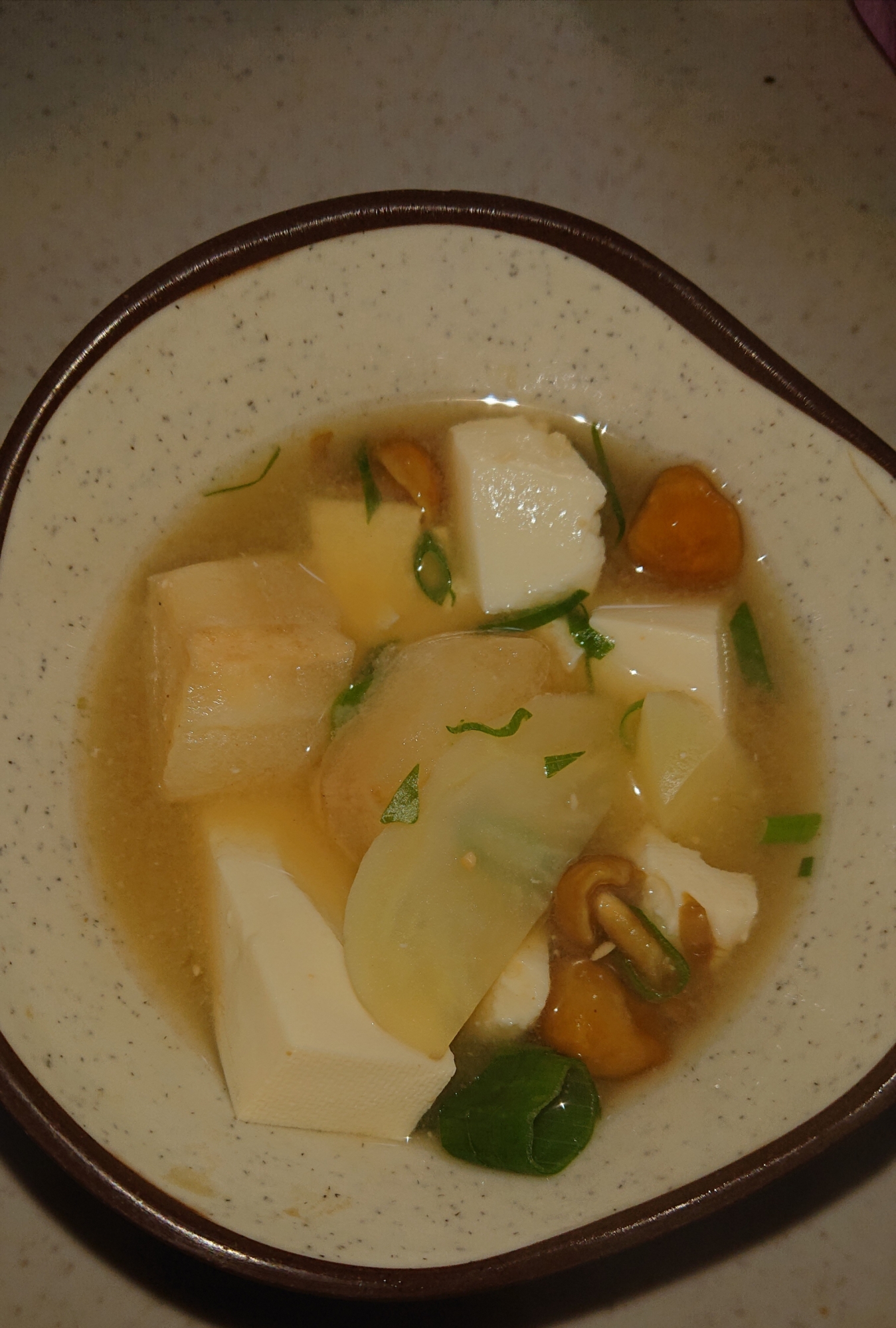 豆腐、なめこ、ジャガイモ、お麩の味噌汁
