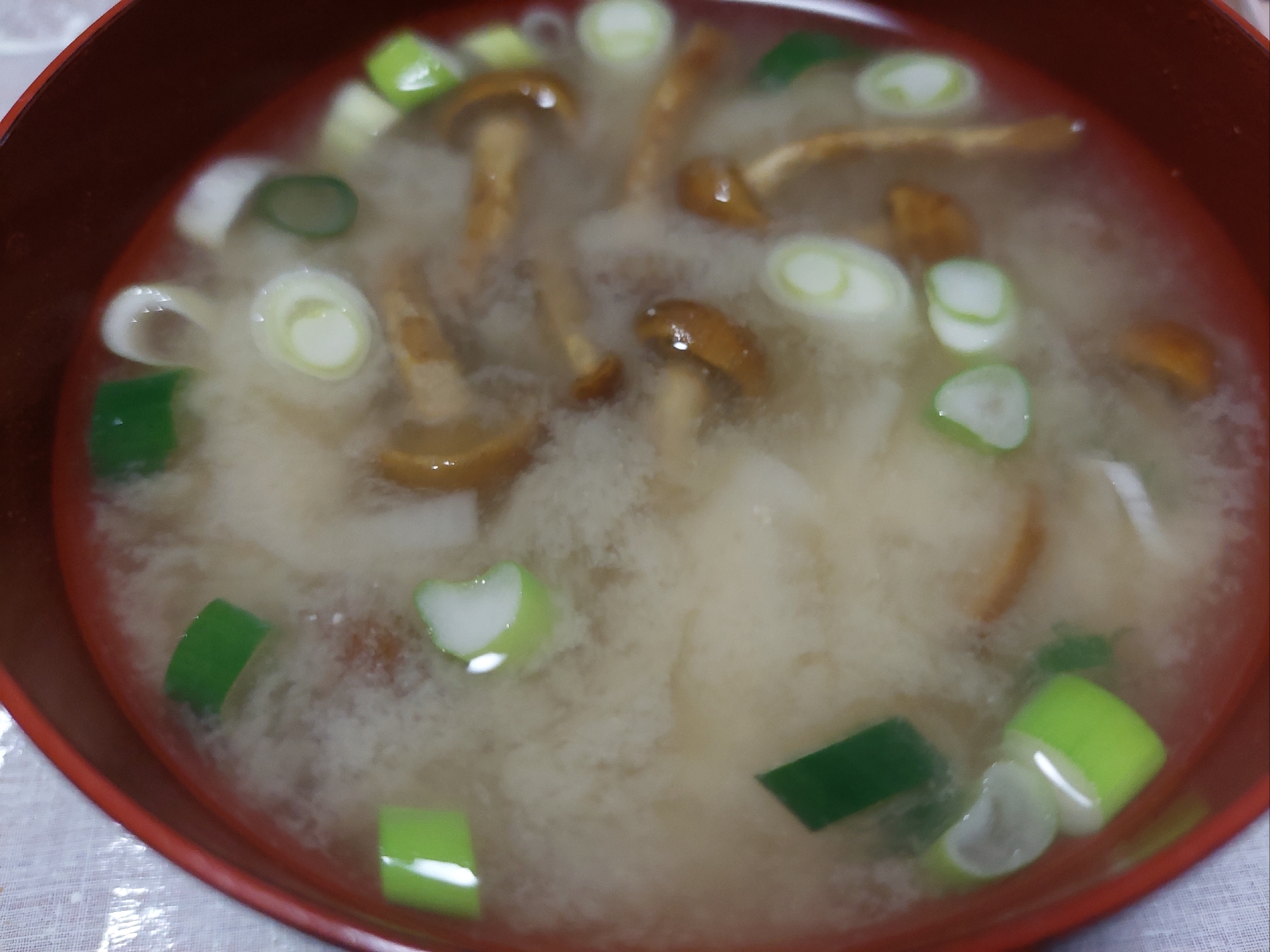 小口切りのネギとなめこのお味噌汁
