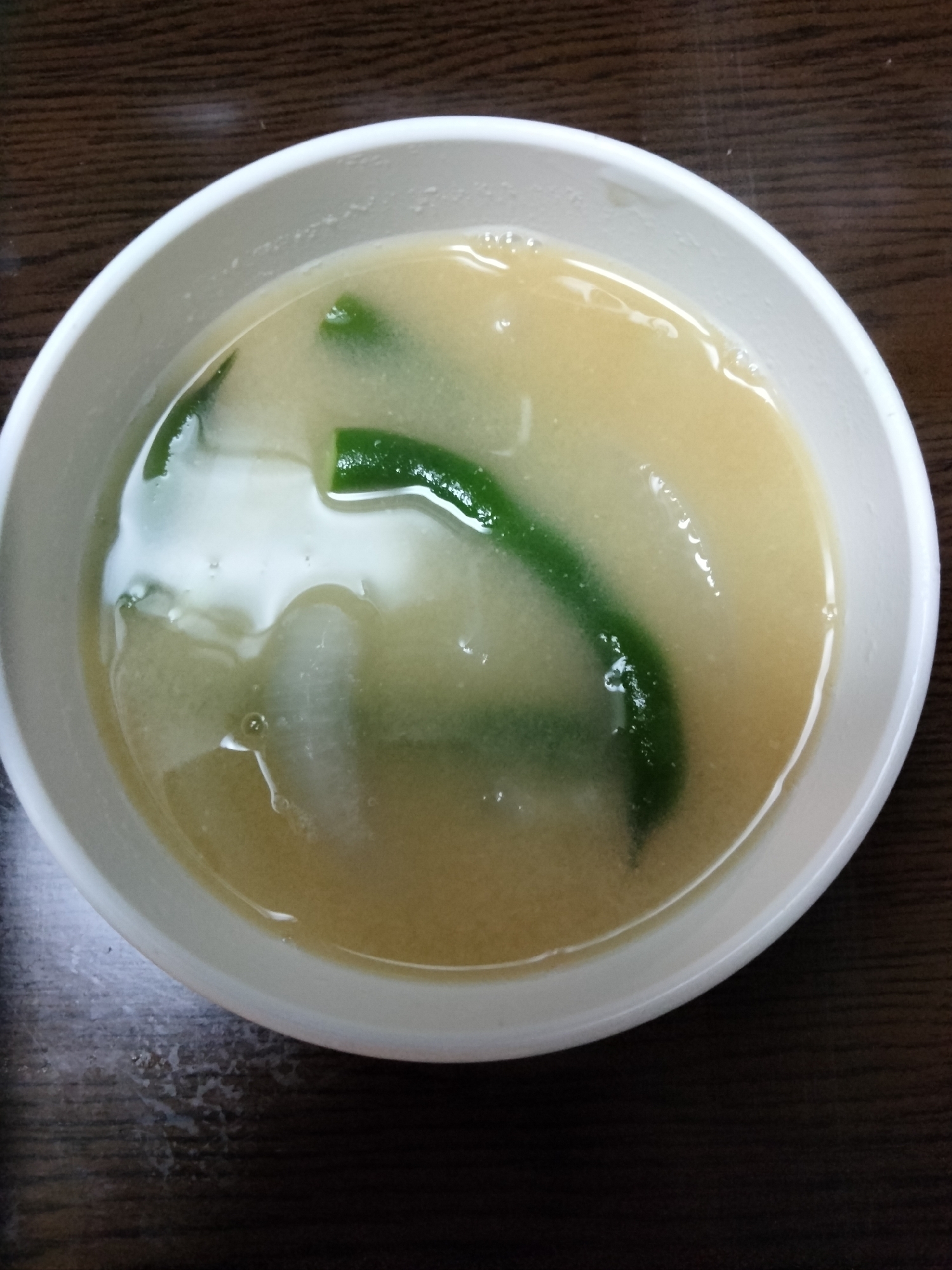 いんげんと新玉葱の味噌汁