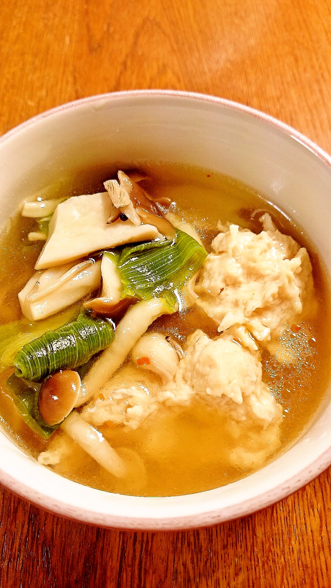 手作り鶏団子とキノコの中華風スープ