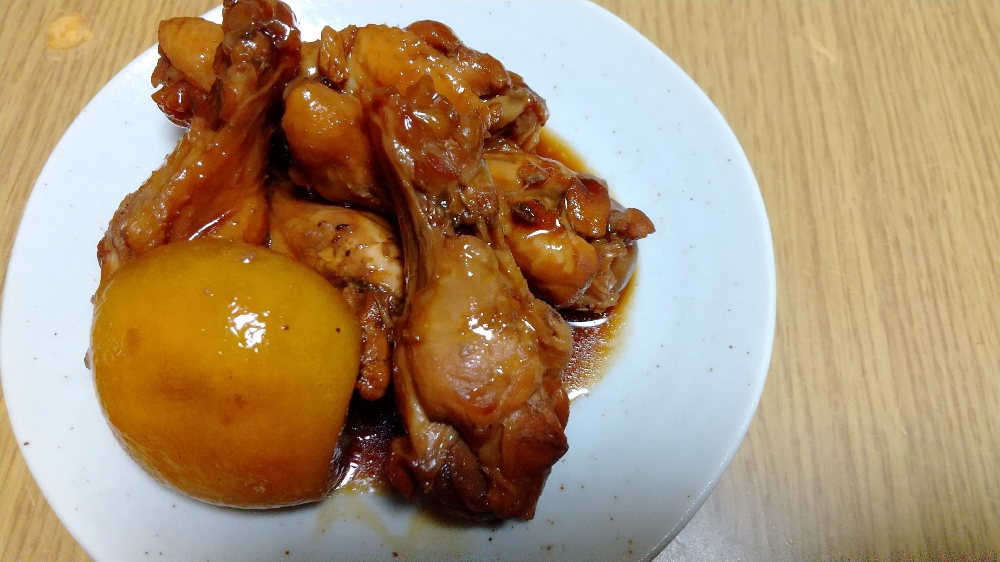 おつまみにも♪手羽元の甘辛レモン煮