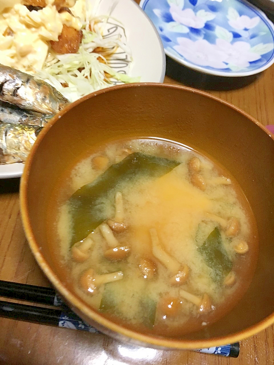 豆腐、わかめ、なめこの味噌汁