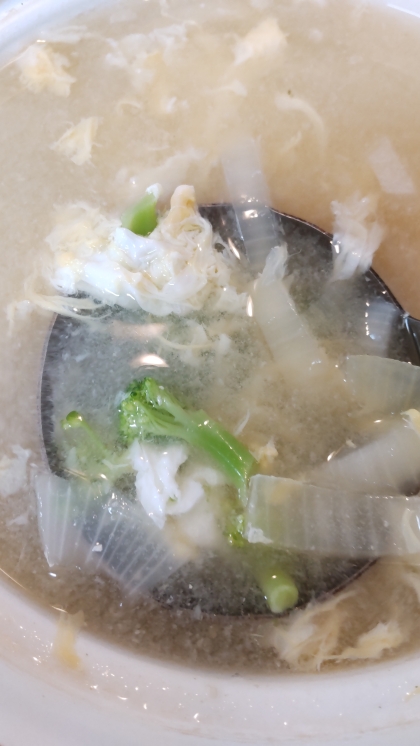 ブロッコリーと玉ねぎと卵のお味噌汁☆