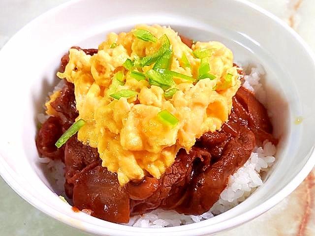 牛こま肉で簡単！ふわふわ卵のオムハヤシ丼♪