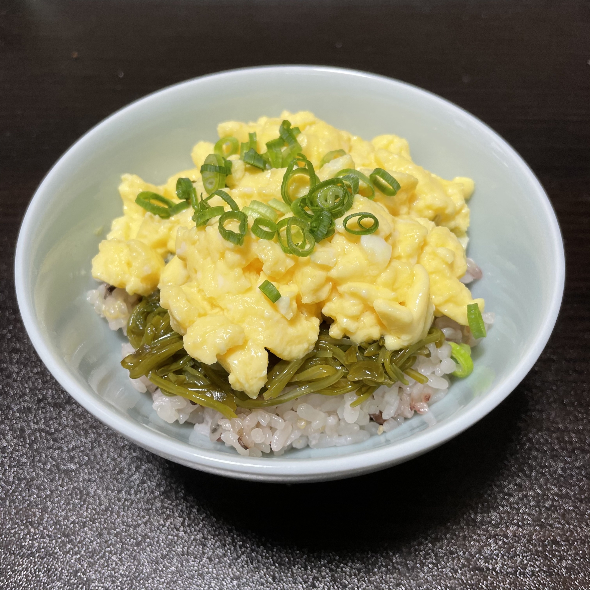 ふわふわ卵のめかぶ丼