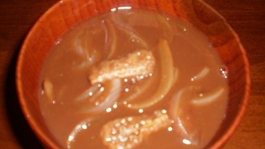 赤味噌で玉ねぎと油揚げの味噌汁