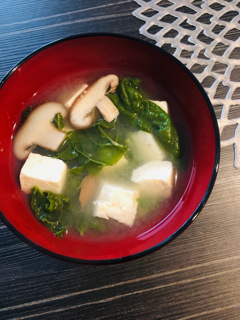 かつお菜と椎茸、豆腐の味噌汁