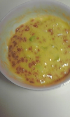今日は卵黄だけ入れました♪主人の朝ご飯に作ったのですが　ご飯に納豆かけてる写真でなくてスイマセン。