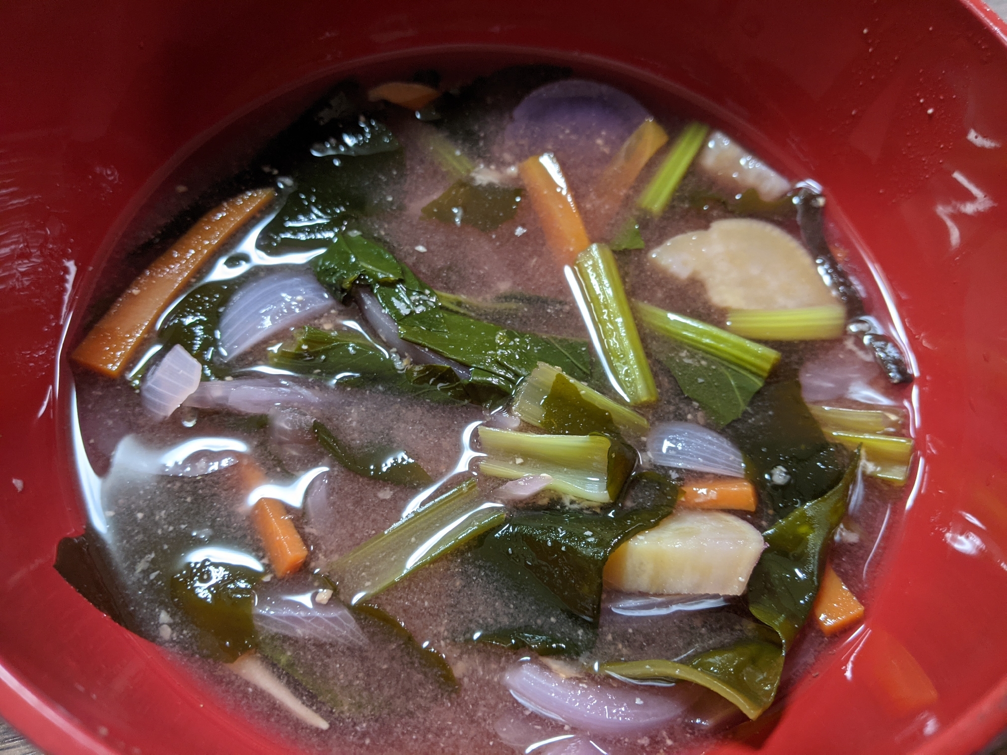 紫芋と小松菜と人参の味噌汁