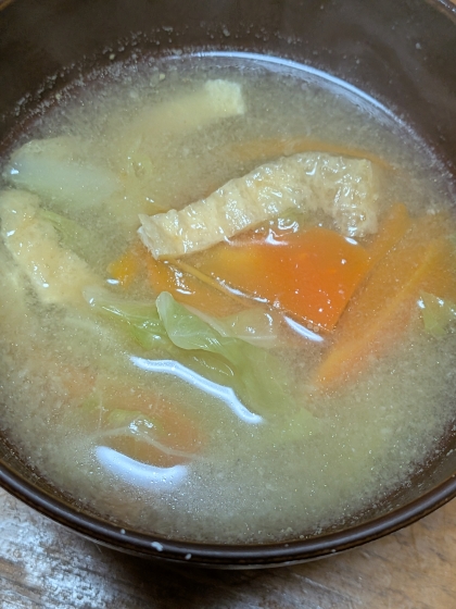 キャベツと油揚げと人参とネギのお味噌汁