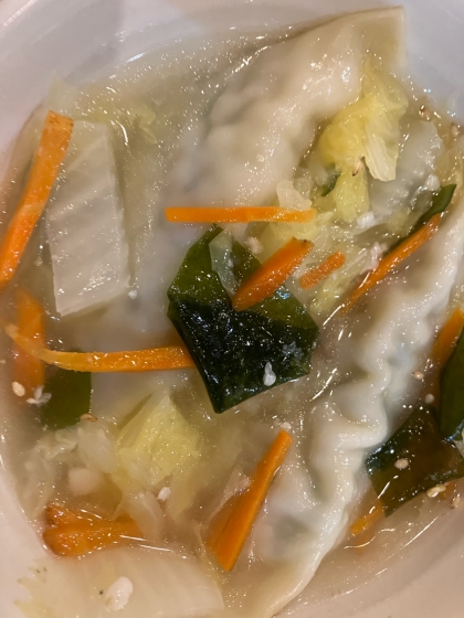 白菜とわかめの水餃子スープ